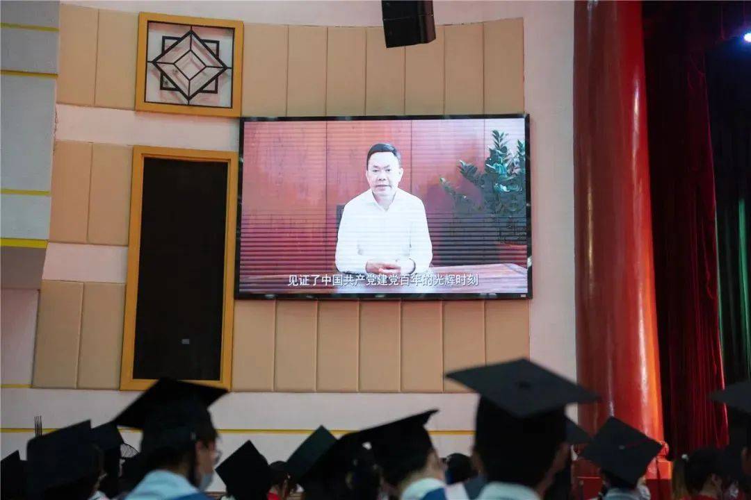 中裝建設(shè)董事長莊重作為廈門大學(xué)校友代表在2022屆畢業(yè)典禮上進(jìn)行發(fā)言 